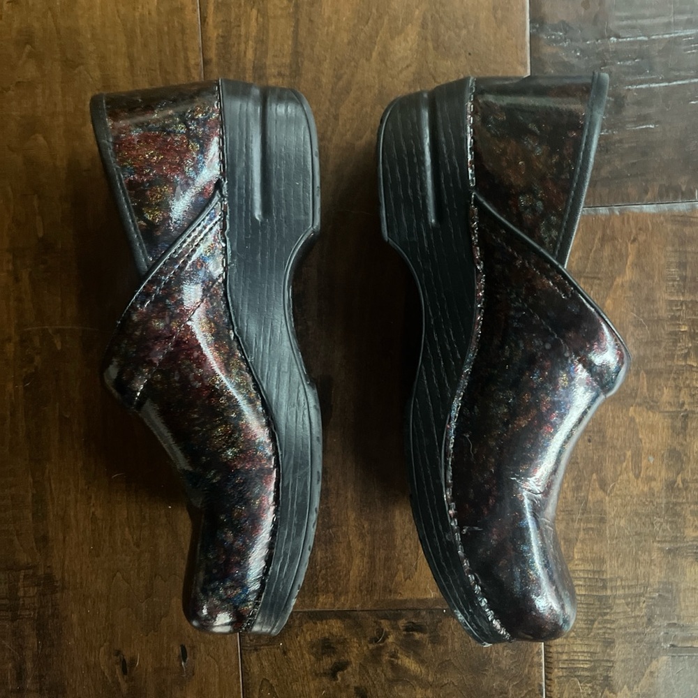 Dansko iridescent patent leather professional clogs sz 41